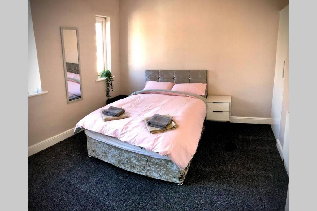 The Manchester Pad - 3Br Entire House With Parking Exterior foto